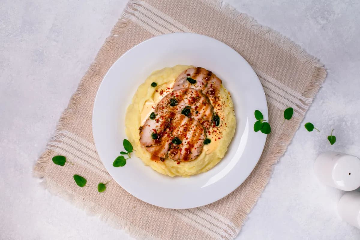 Chicken fillet with mashed potatoes and cheese sauce