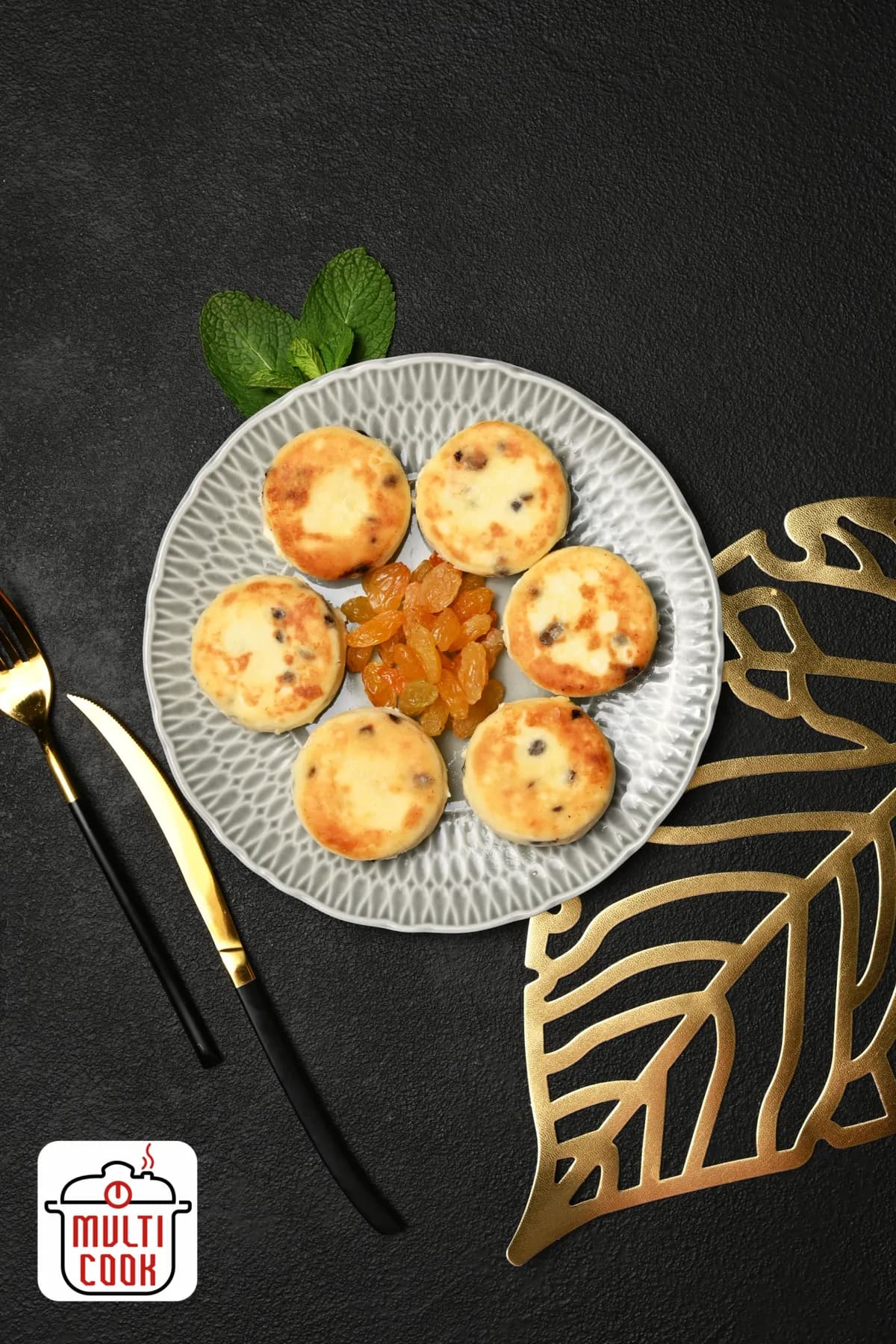 Syrnyky (cheese pancakes) with raisins